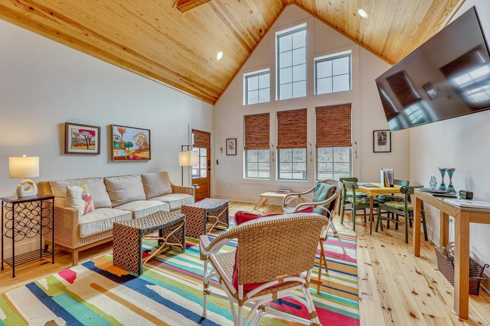 Modern Home Near Lake Martin: Fishing Pond On-Site House in Lake Martin