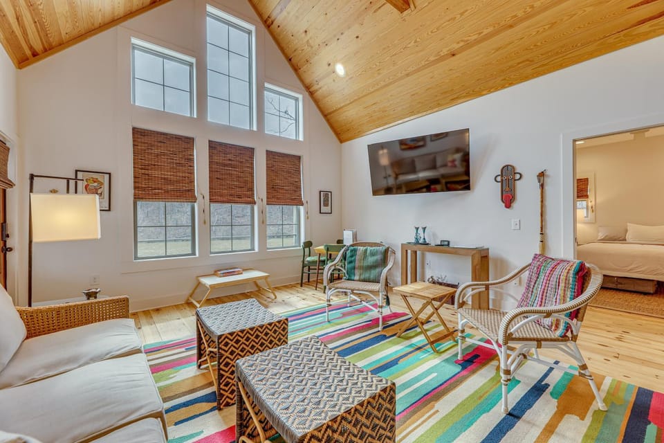 Modern Home Near Lake Martin: Fishing Pond On-Site House in Lake Martin
