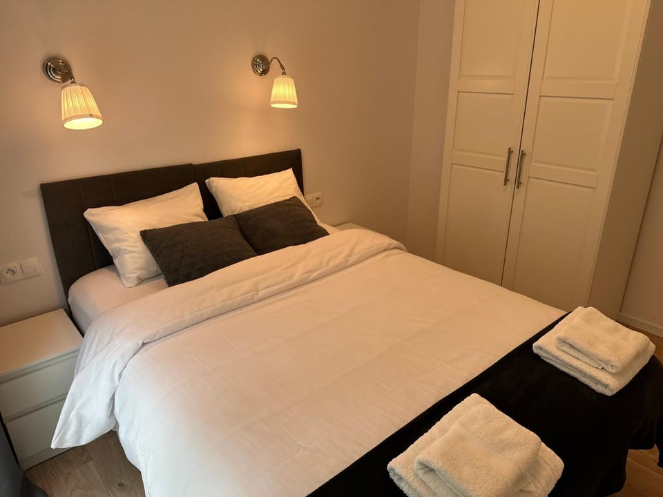 Bed, Bedroom, Garden view, towels, wardrobe