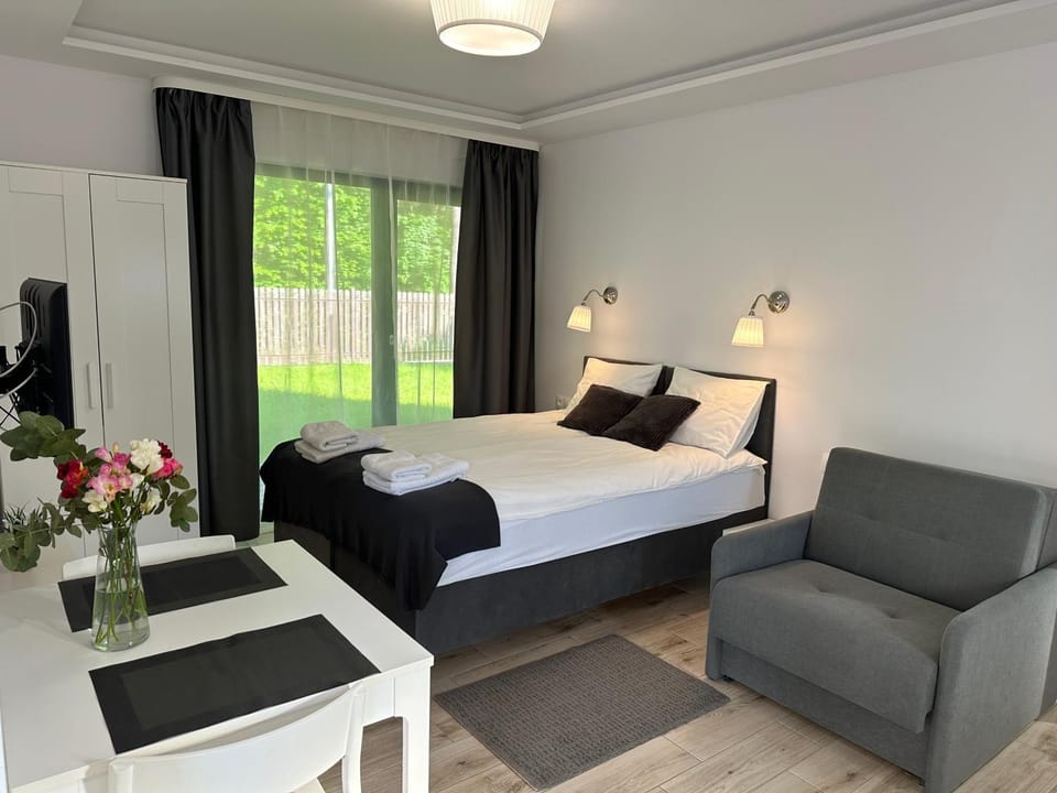 Bed, TV and multimedia, towels, wardrobe