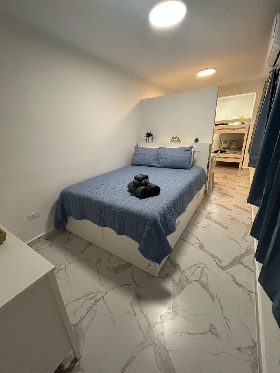 Bed, TV and multimedia, Bedroom, towels