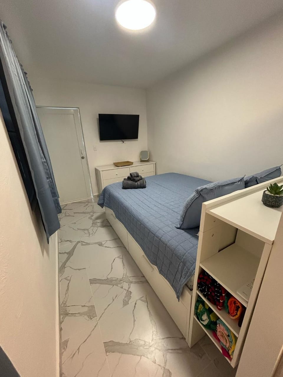 Bed, TV and multimedia, Photo of the whole room, Bedroom, internet