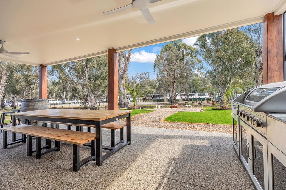 Marina Palms - Your Luxury Escape House in Moama