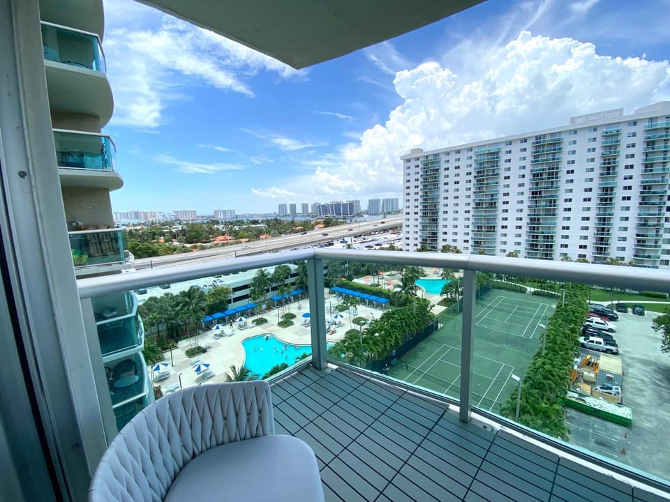 Luxurious and Centrally-located 1BR Condo by the beach! Apartment in Sunny Isles Beach