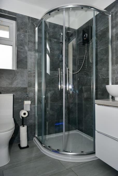 Perfect for contractors, TVs in every bedroom House in Northern Ireland