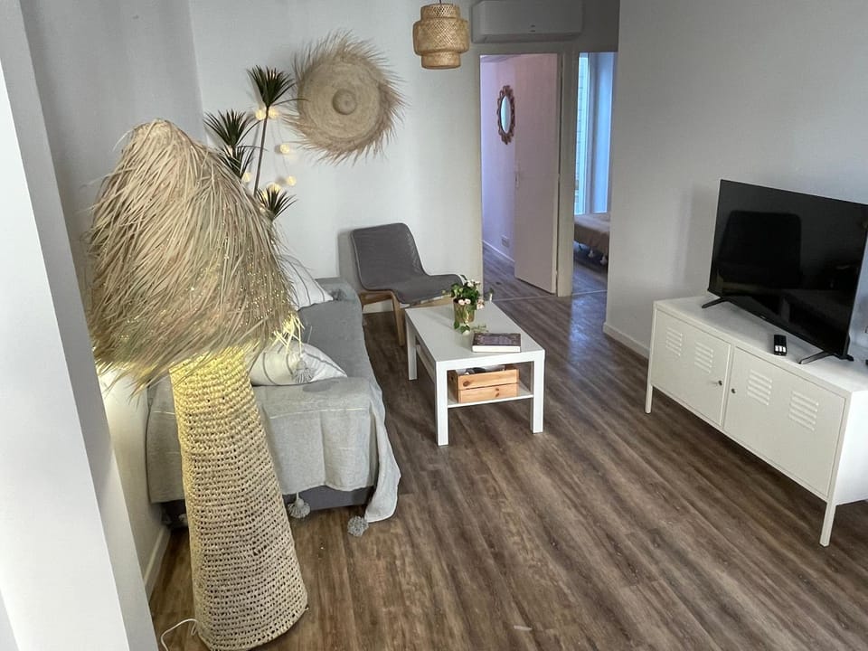 TV and multimedia, Living room, Evening entertainment