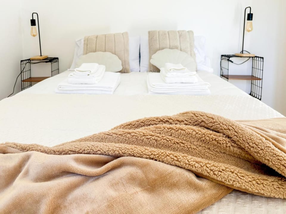 Bed, Photo of the whole room, Bedroom, towels