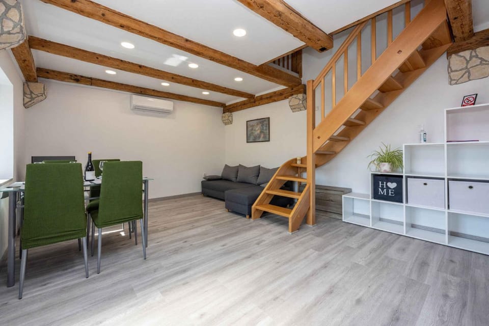 Living room, Seating area, Dining area, air conditioner