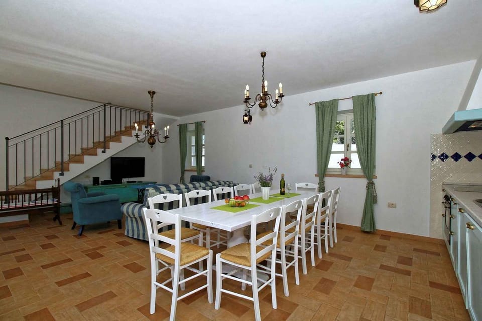 TV and multimedia, Living room, Seating area, Dining area