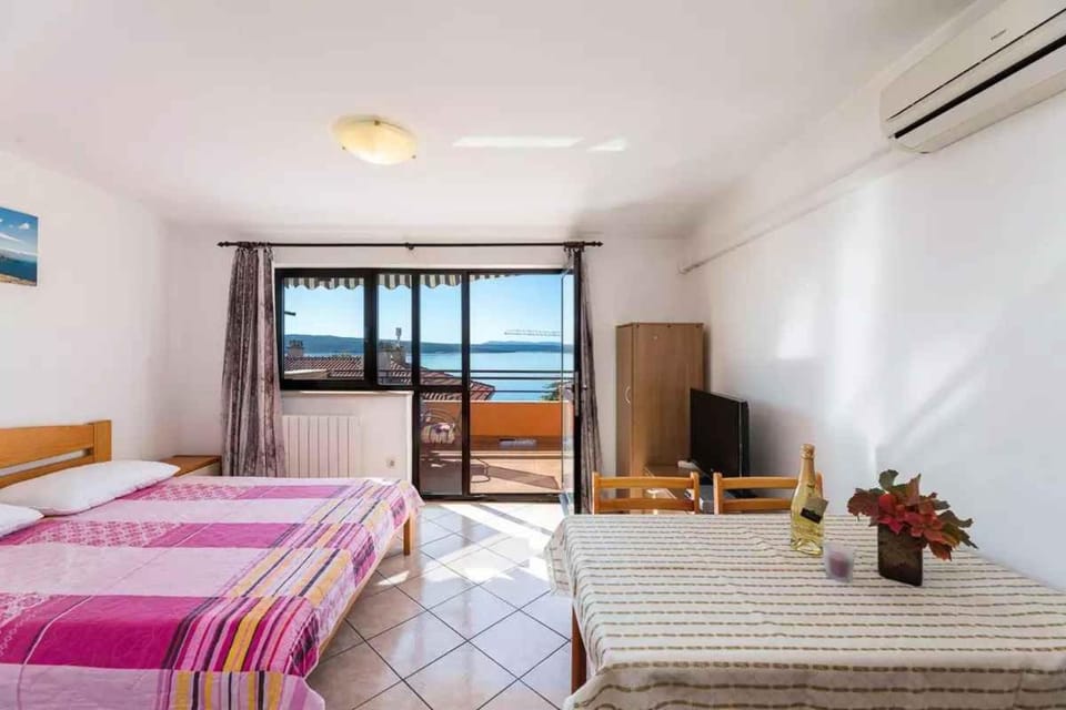 TV and multimedia, Balcony/Terrace, Dining area, air conditioner