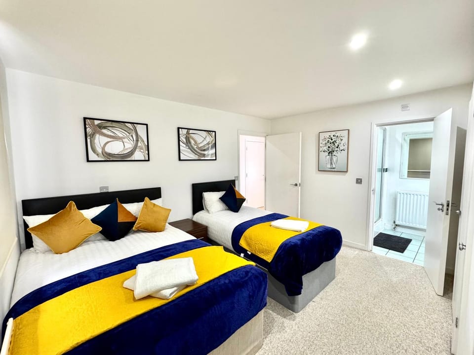 2 Bed, 2 Bath, Ground Floor Whole Apartment with Parking, Near Central London & Stratford, Close to Station, Zone 2 Apartment in London
