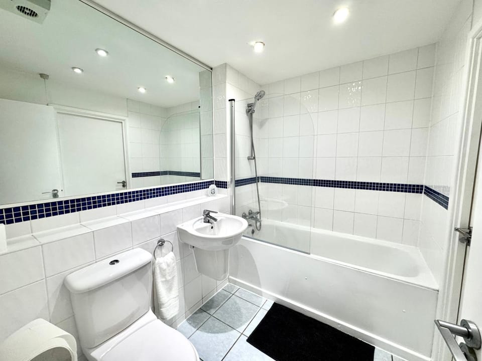 2 Bed, 2 Bath, Ground Floor Whole Apartment with Parking, Near Central London & Stratford, Close to Station, Zone 2 Apartment in London
