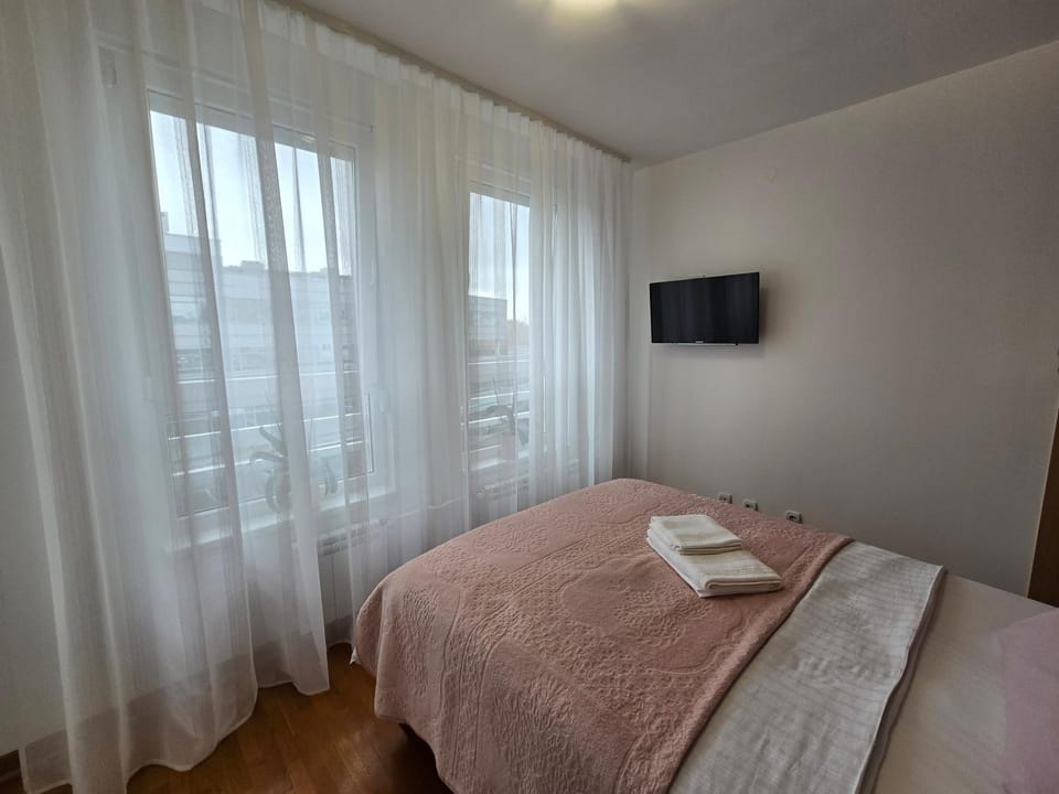 Bed, TV and multimedia, Photo of the whole room, Bedroom, towels