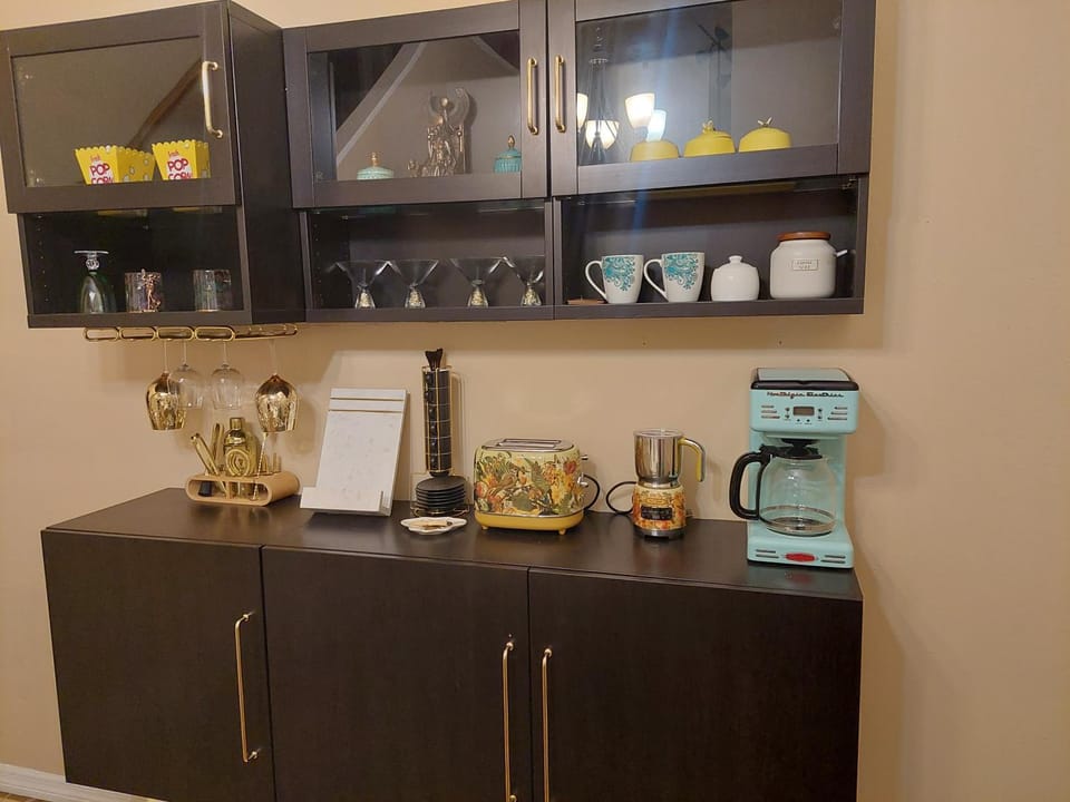 Oya Suite-Gated Oasis with Pool, Courtyard, & Whimsical Kids Rooms! Apartment in Temple Terrace