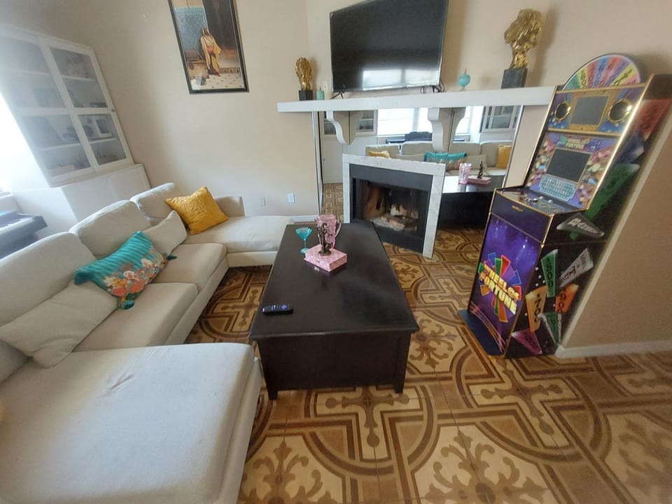 Oya Suite-Gated Oasis with Pool, Courtyard, & Whimsical Kids Rooms! Apartment in Temple Terrace