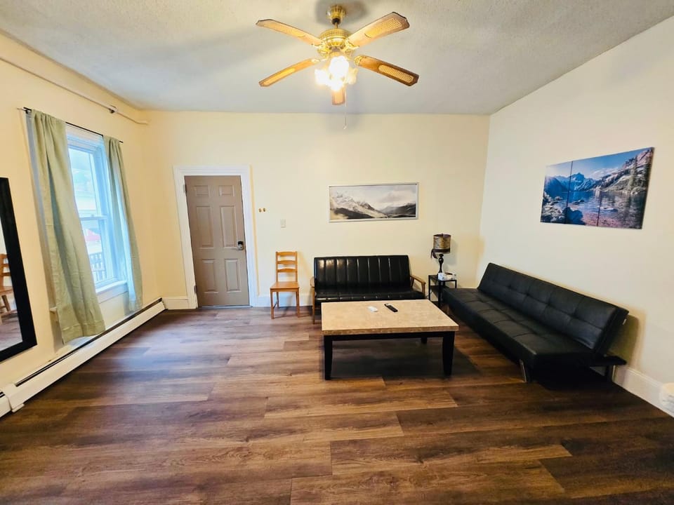 532 Nice cozy apartment in a historic neighborhood near Whole Foods, Brown University, Miriam Hospital Bed and Breakfast in Providence