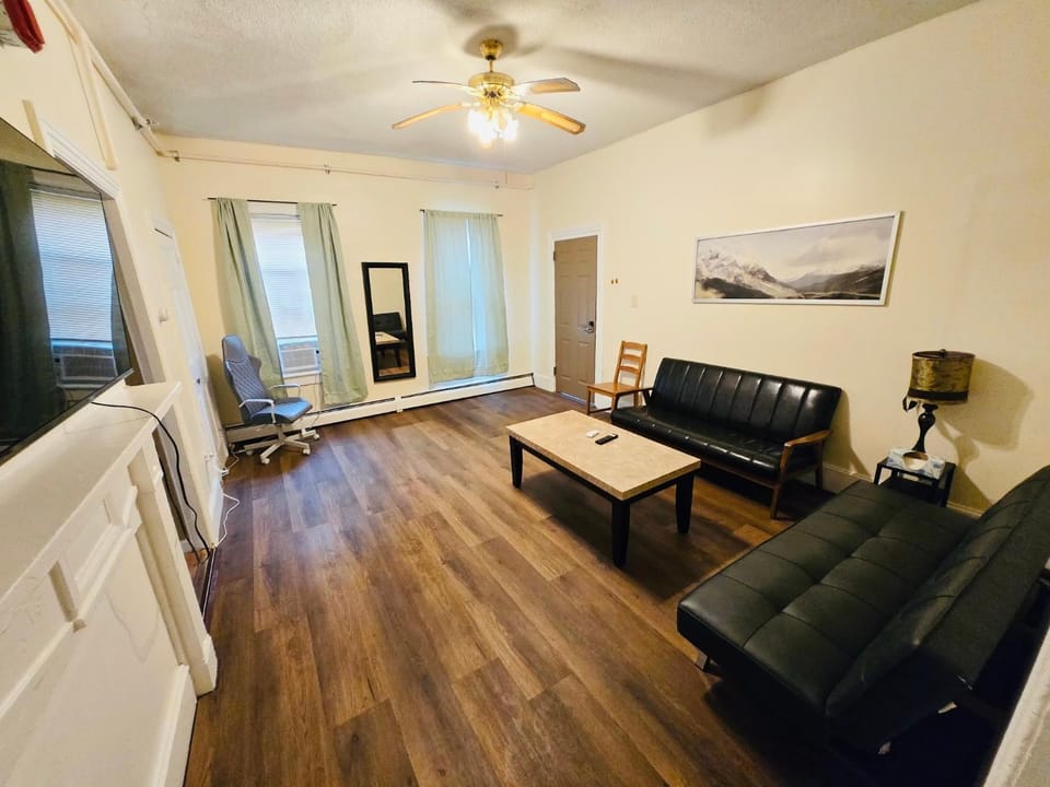532 Nice cozy apartment in a historic neighborhood near Whole Foods, Brown University, Miriam Hospital Bed and Breakfast in Providence