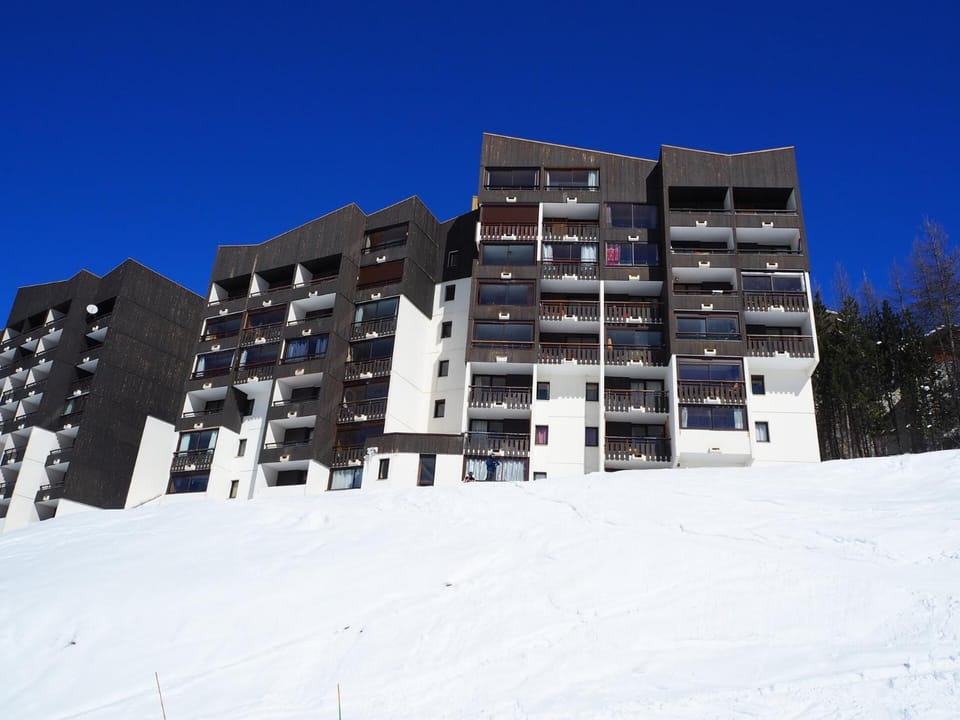 Résidence Biellaz - Appartement rénové · Départ et retour skis aux pieds · Parking inclus MAE-0034 Apartment in Les Allues