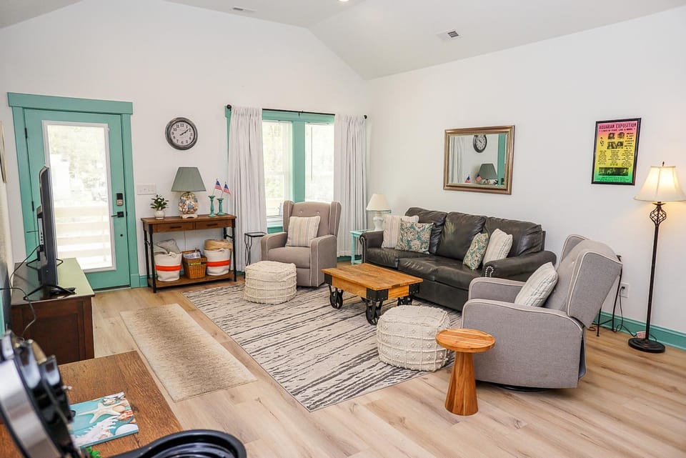 1 Mi to Dtwn Manteo: Dog-Friendly Home w/ Deck House in Roanoke Island