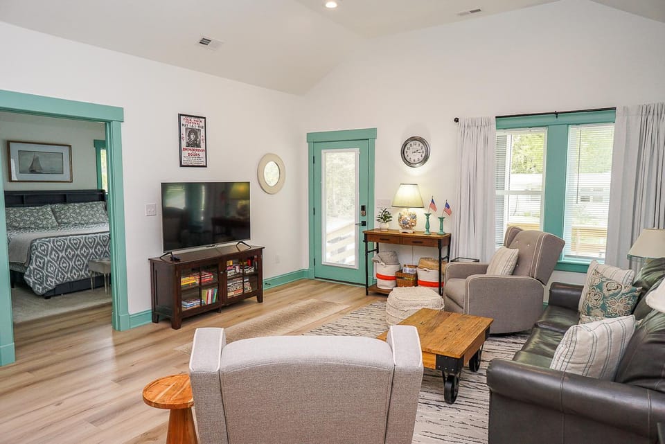 1 Mi to Dtwn Manteo: Dog-Friendly Home w/ Deck House in Roanoke Island