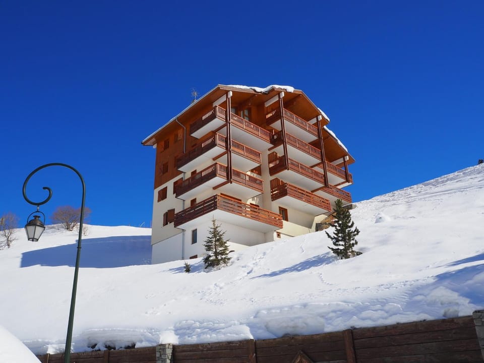 Résidence Tetras Lyre - Appartement spacieux · Départ et retour skis aux pieds · Balcon MAE-0504 Apartment in Les Allues