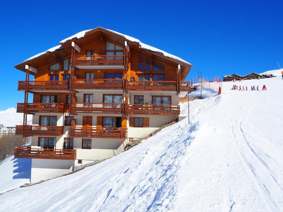 Résidence Tetras Lyre - Appartement spacieux · Départ et retour skis aux pieds · Balcon MAE-0504 Apartment in Les Allues