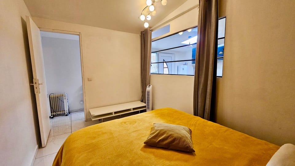 Bed, TV and multimedia, heating
