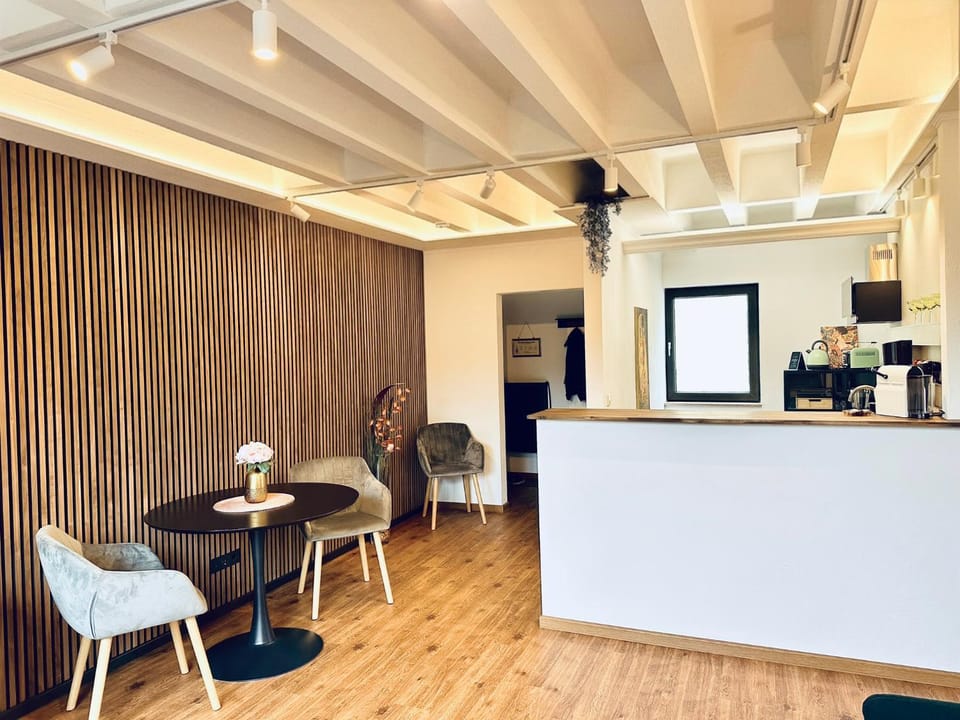 Kitchen or kitchenette, Living room, Seating area, Dining area