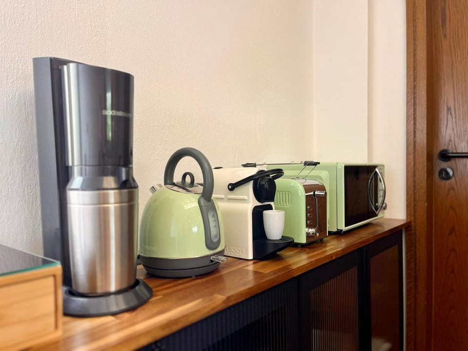 Coffee/tea facilities, Kitchen or kitchenette, microwave, toaster, toaster, toaster, kitchen, kitchen