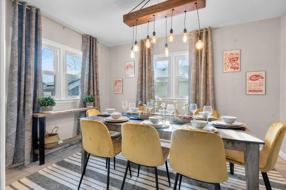 The Hideaway on Hazel- Luxury Smart Home w Hot Tub House in Ames