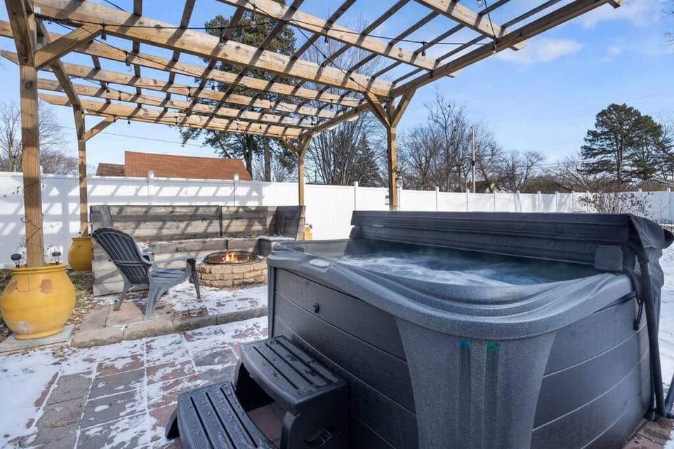 The Hideaway on Hazel- Luxury Smart Home w Hot Tub House in Ames