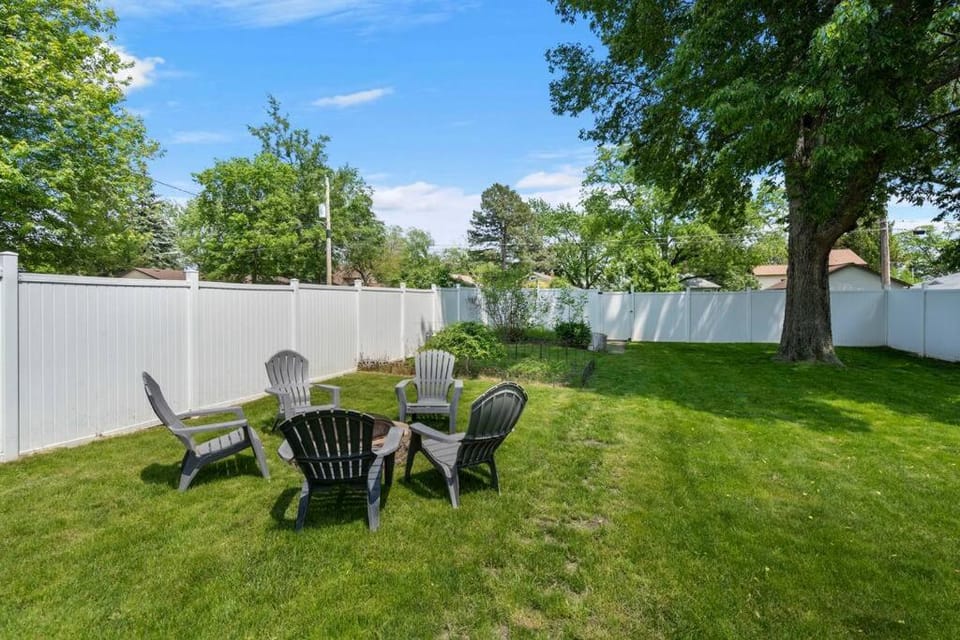 The Hideaway on Hazel- Luxury Smart Home w Hot Tub House in Ames