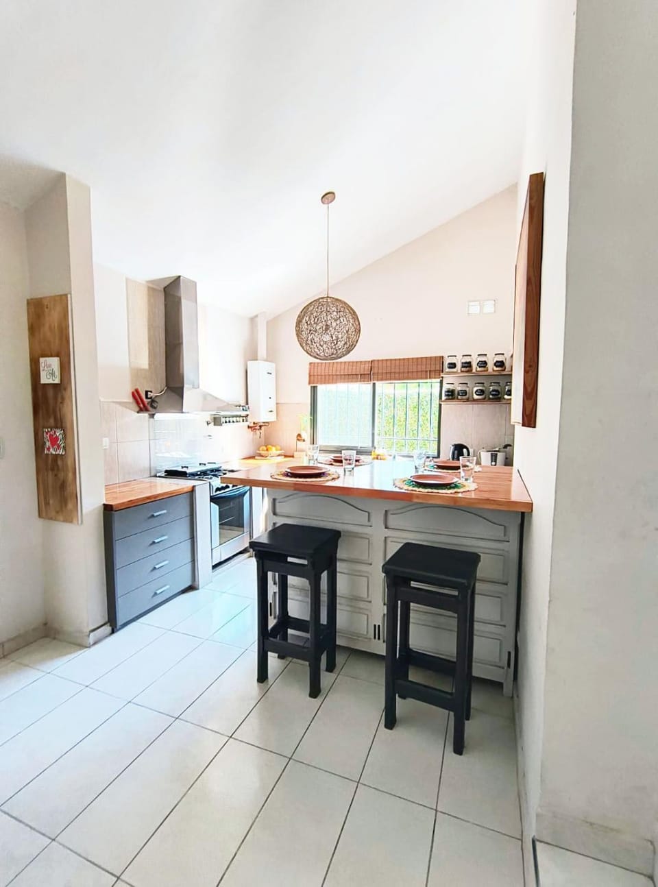 Kitchen or kitchenette, minibar, oven, stove