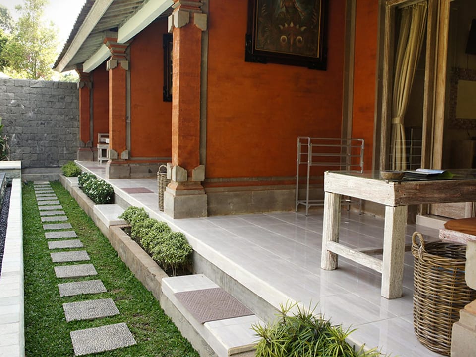 Property building, Facade/entrance, Balcony/Terrace, Decorative detail