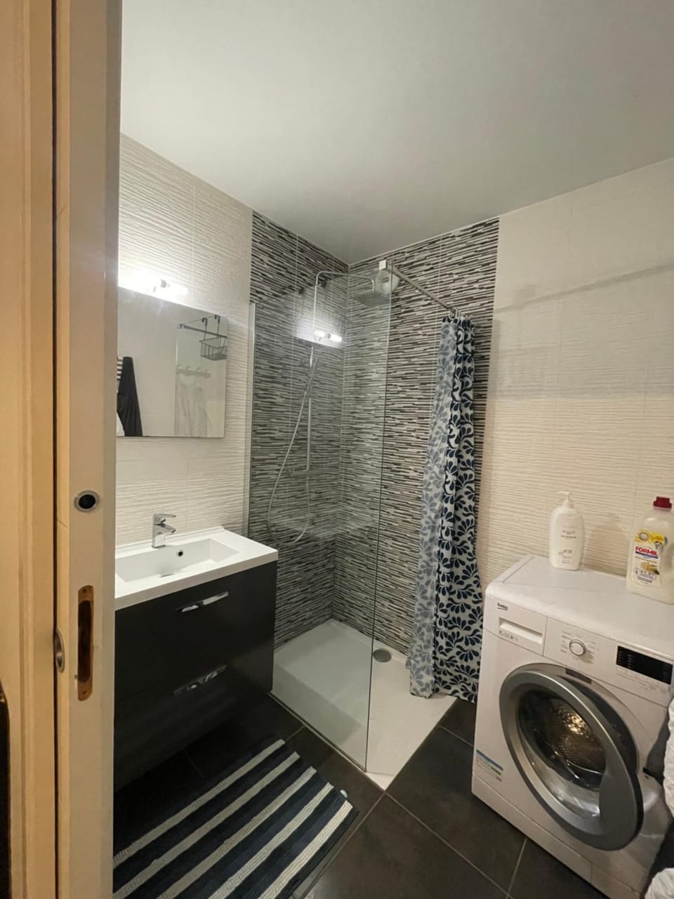 Shower, towels, washing machine