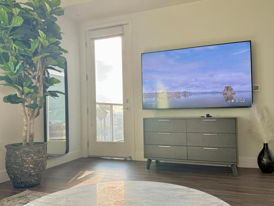 Penthouse with Views in Hollywood - One Bedroom w Parking Apartment in Hollywood