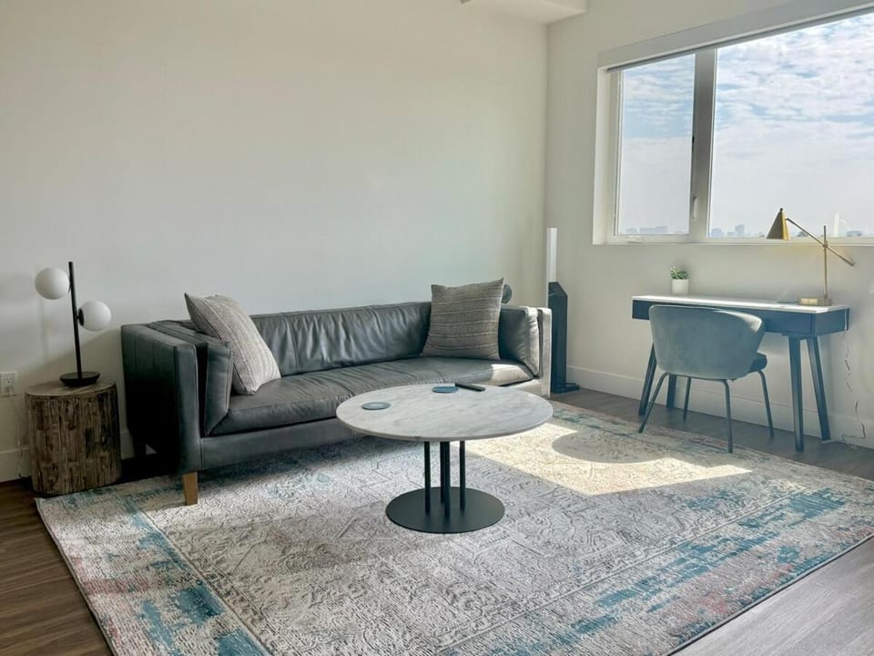 Penthouse with Views in Hollywood - One Bedroom w Parking Apartment in Hollywood
