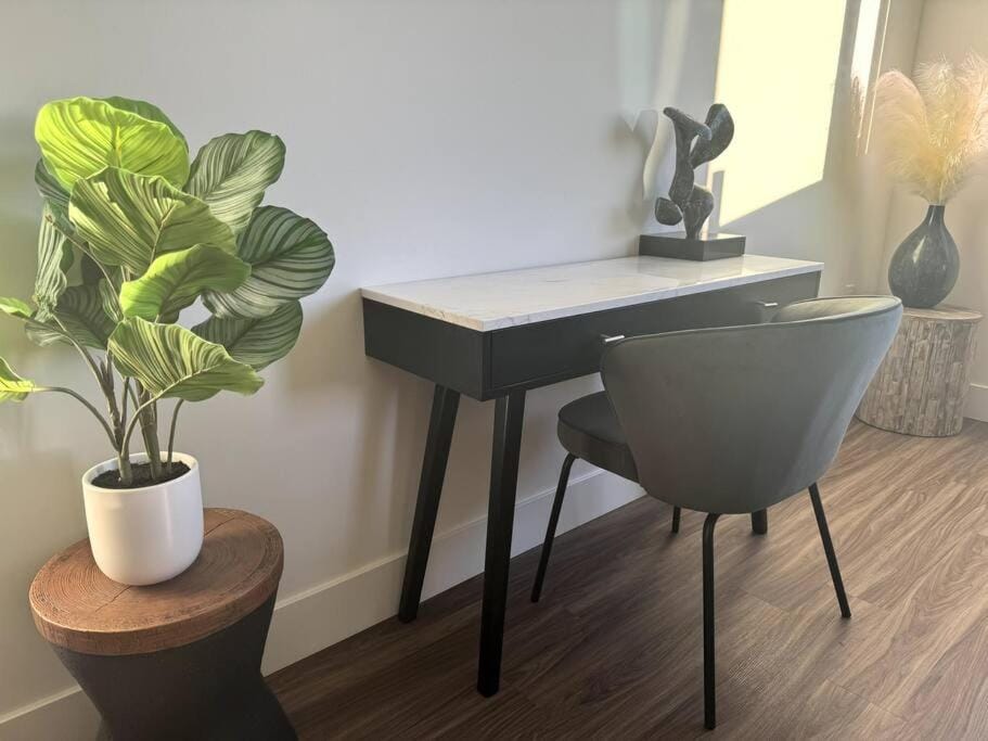 Penthouse with Views in Hollywood - One Bedroom w Parking Apartment in Hollywood