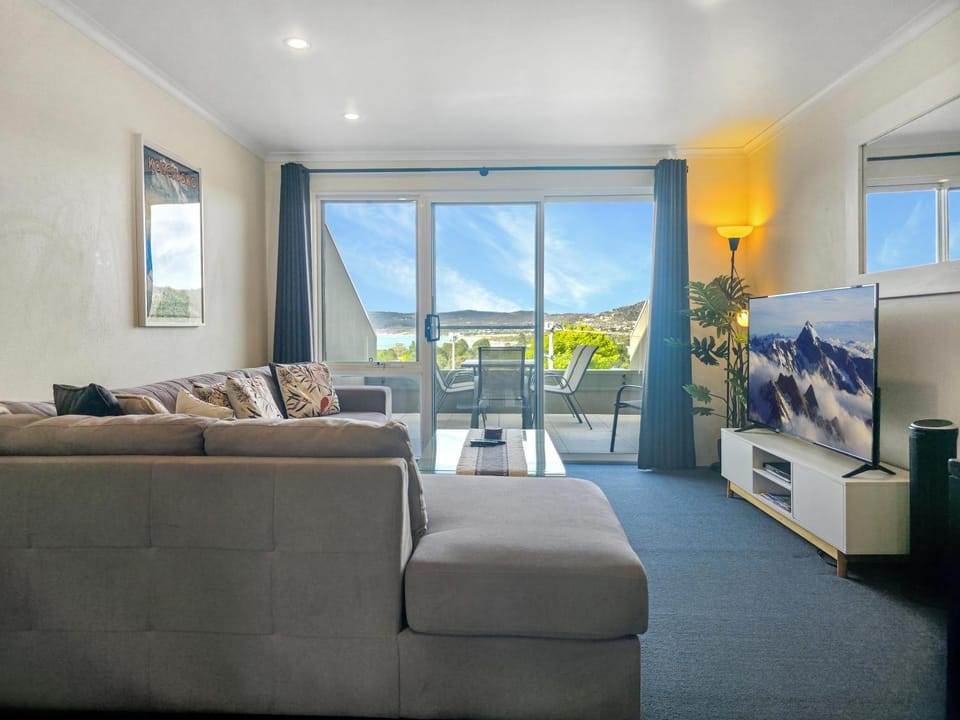 Cascades 15 - Amazing Lake Views l Spa Bath l Split Level Apt l Central Location l Wi-Fi - By HappyHosts Apartment in Jindabyne