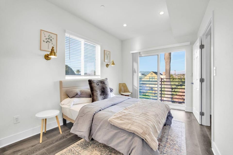 Fresh & New Downtown LA Condo! House in Echo Park