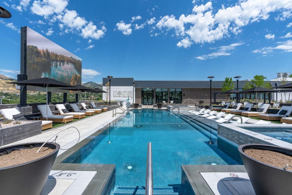 Amazing Deluxe 2BR Pool Gym Htub Apartment in Salt Lake City