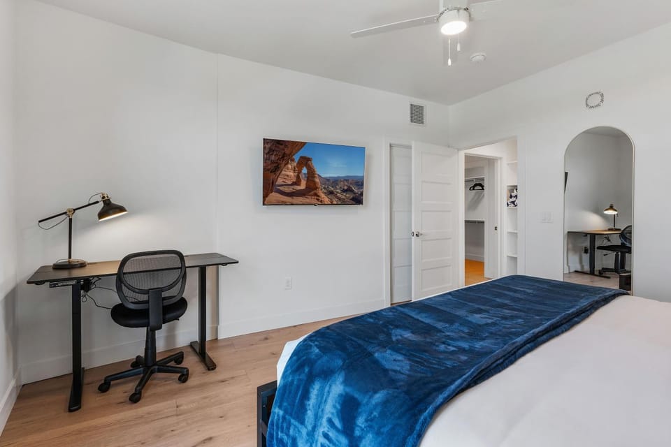 Amazing Deluxe 2BR Pool Gym Htub Apartment in Salt Lake City