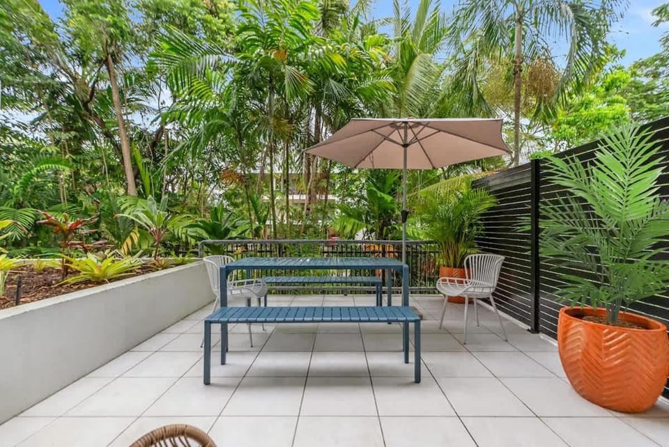 Leafy Solace - A Contemporary Cairns City Hideaway Apartment in Cairns