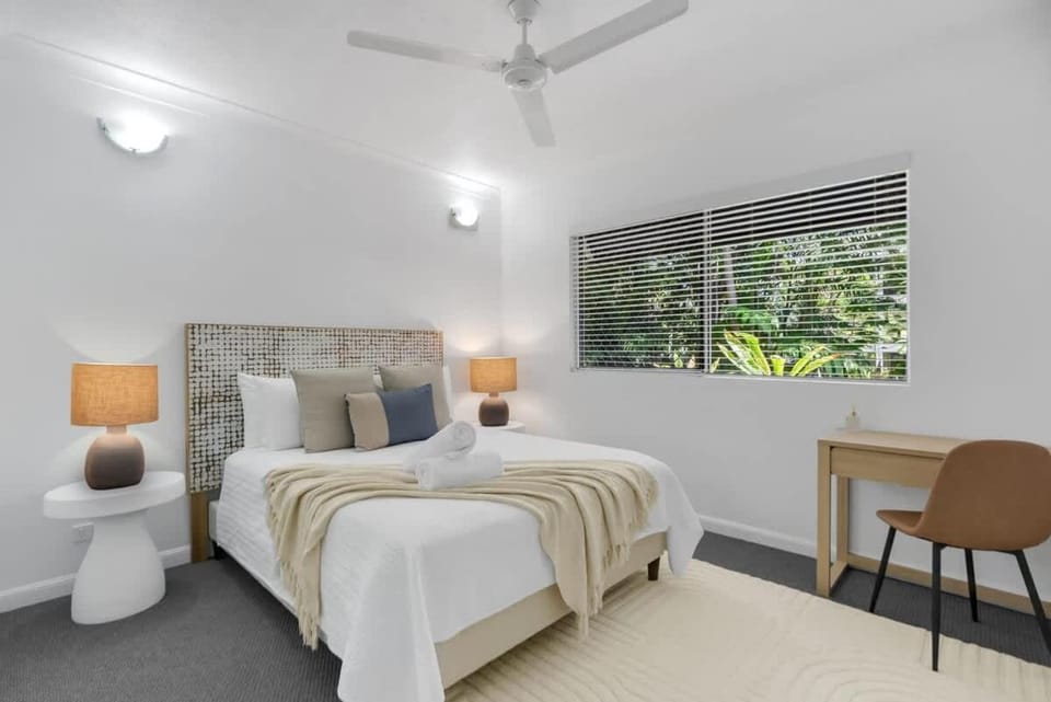 Leafy Solace - A Contemporary Cairns City Hideaway Apartment in Cairns
