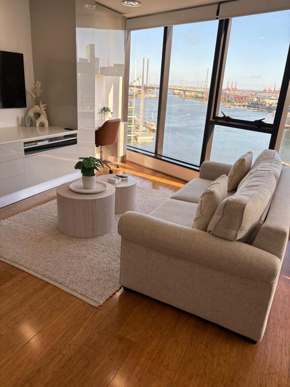 Breathtaking Harbour Views Apartment in Melbourne