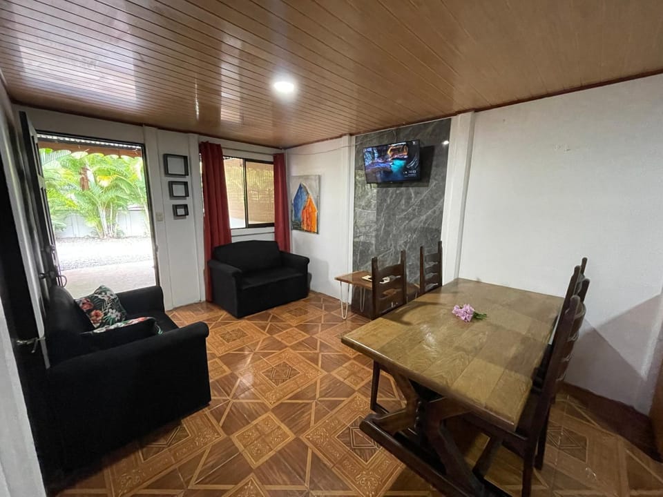 Casa Santíco a 350m del centro y 5 mins del mar House in Puerto Viejo Talamanca