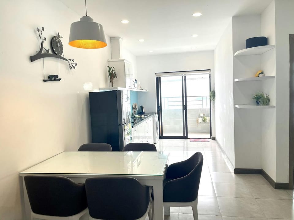 Kitchen or kitchenette, Living room, Seating area, Dining area