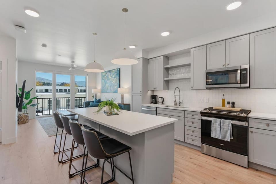 Capital Views Pool Spa Gym Bowling Free Parking Apartment in Salt Lake City
