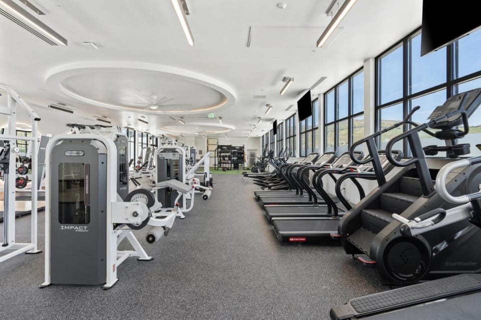 Capital Views Pool Spa Gym Bowling Free Parking Apartment in Salt Lake City