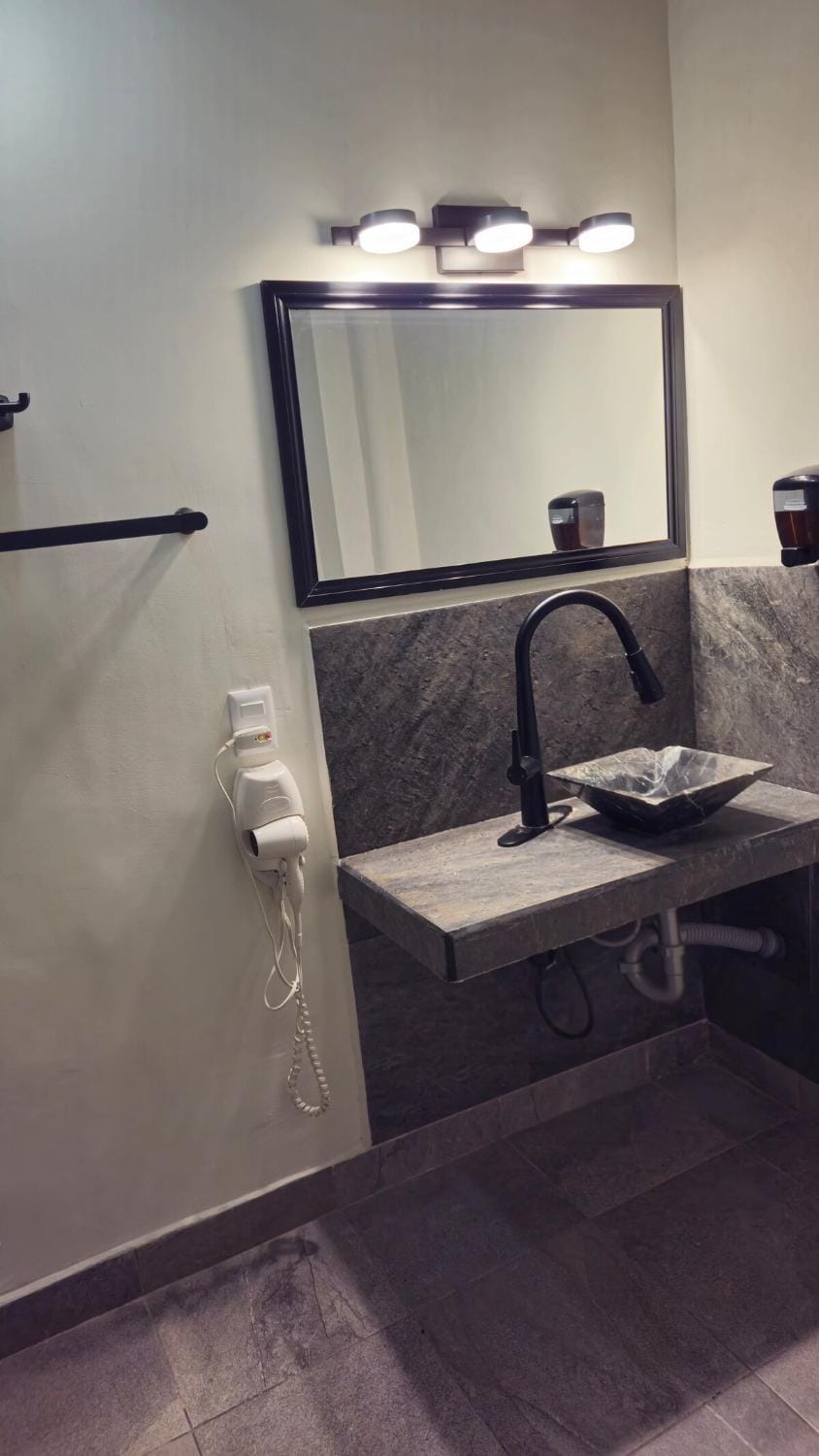 2 Recamaras con clima y cocina centrico, wifi, tv smart 222C Apartment in State of San Luis Potosi